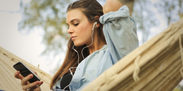 People are currently using wired earphones