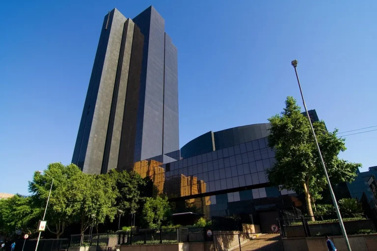 The South African Reserve Bank building, target of a new coalition formed by the country's regulated crypto platforms